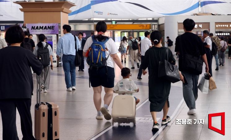 신장병을 앓고 있는 4살 민준이(가명)와 보호자인 어머니가 서울대병원에 입원하기 위해 부산역에서 KTX를 타고 서울역에 도착해 이동하고 있다. 조용준 기자