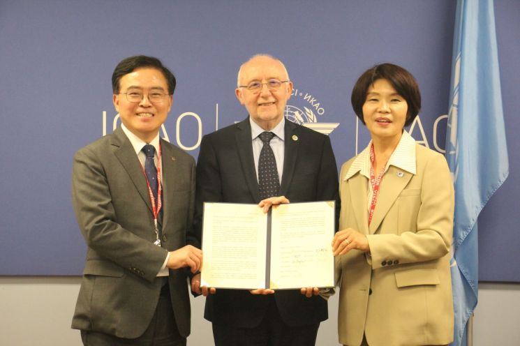 진교훈 강서구청장(왼쪽)과 한정애 의원(오른쪽)이 지난달 26일 ICAO 본부에서 살바토레 샤키타노 의장에게 서한문을 전달하고 있다. 강서구 제공.