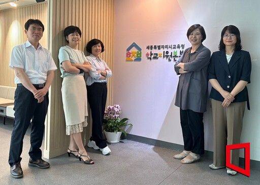 이미자(가운데) 본부장을 중심으로 교육지원부, 행정지원부, 화해중재부, 시설지원부를 맡고 있는 4부장. /충청취재본부 김기완