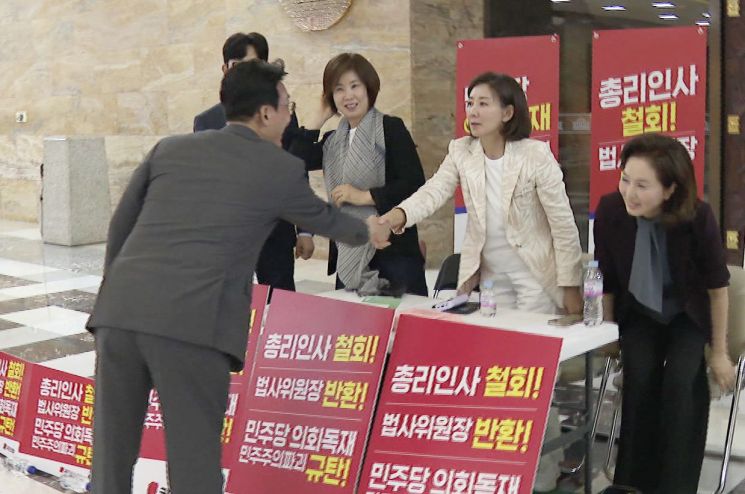 김민석 국무총리 후보자가 30일 서울 여의도 국회 로텐더홀에서 총리 지명 철회 등을 촉구하며 나흘째 국회 본청에서 농성 중인 국민의힘 나경원 의원을 만나 악수하고 있다. 연합뉴스