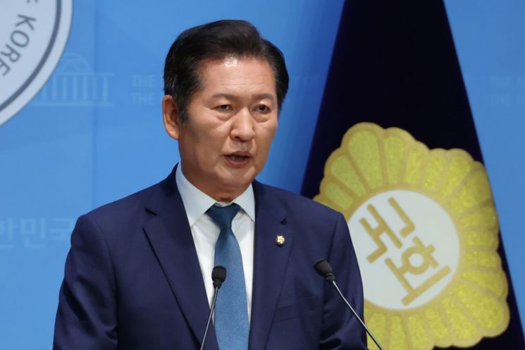 정청래 더불어민주당 의원이 지난달 15일 서울 여의도 국회 소통관에서 당대표 출마 기자회견을 하고 있다. 연합뉴스