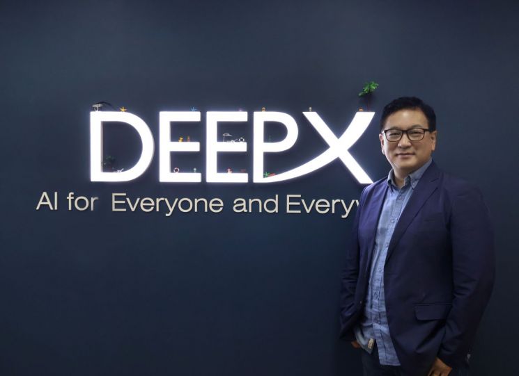인공지능(AI) 반도체 전문기업 딥엑스가 국내 AI 칩 시장 공략을 강화하기 위해 시스템 반도체 업계에서 '영업 베테랑'으로 꼽히는 강상균 상무를 국내 영업총괄로 영입했다. 딥엑스