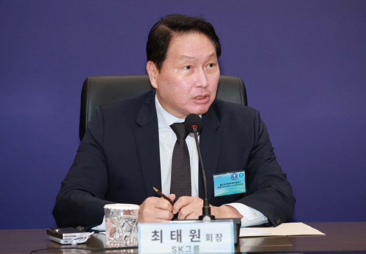 최태원 대한상공회의소 회장 겸 SK그룹 회장이 지난달 20일 이재명 대통령 주재로 울산전시컨벤션센터에서 열린 인공지능(AI) 글로벌 협력 기업 간담회에서 발언하고 있다. 대통령실통신사진기자단 연합뉴스