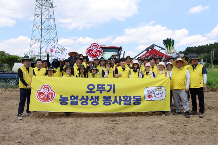 오뚜기 임직원, 대파 농가 봉사활동 실시