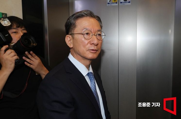 [포토] 승강기 기다리는 정성호 후보자