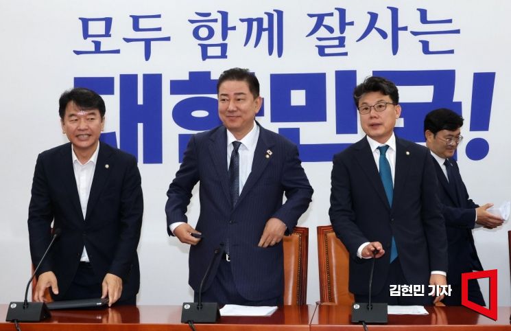 [포토] 원내대책회의 참석하는 김병기 대행