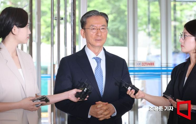 [포토] 취재진 질문에 답하는 정성호 후보자 