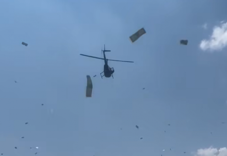 헬기 타고 현금·장미꽃 뿌린 아들들…"아버지 추모하려고"