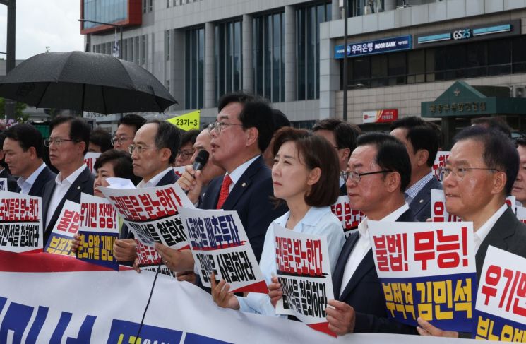 국민의힘 송언석 당대표 권한대행 겸 원내대표가 1일 서울 용산 대통령실 앞에서 열린 현장 의원총회에서 발언하고 있다. 연합뉴스