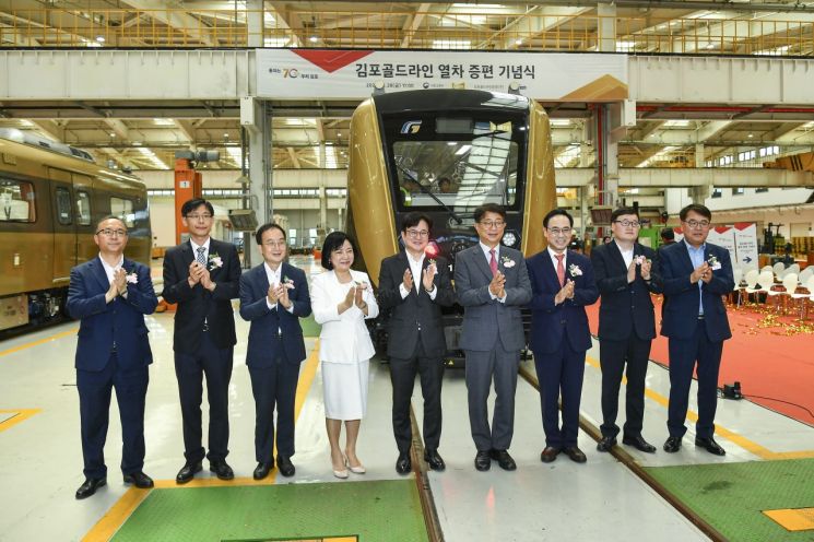 김병수 김포시장(가운데)이 '김포골드라인 열차 증편 기념식'에 참석한 모습. 김포시 제공
