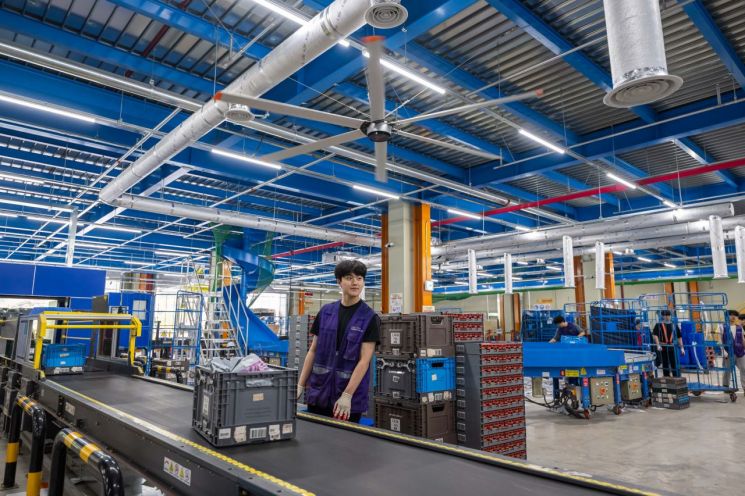 "폭염에도 실내 20도"…쿠팡, 업계 최초 차폐식 냉방 시스템 도입