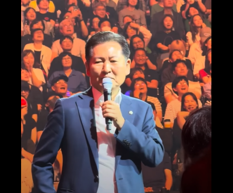 정청래 더불어민주당 의원이 지난달 말 인천 영종도 인스파이어 복합리조트 아레나에서 열린 '더파워풀' 콘서트에 참석해 관객들에게 인사를 건네고 있다. 유튜브 캡처