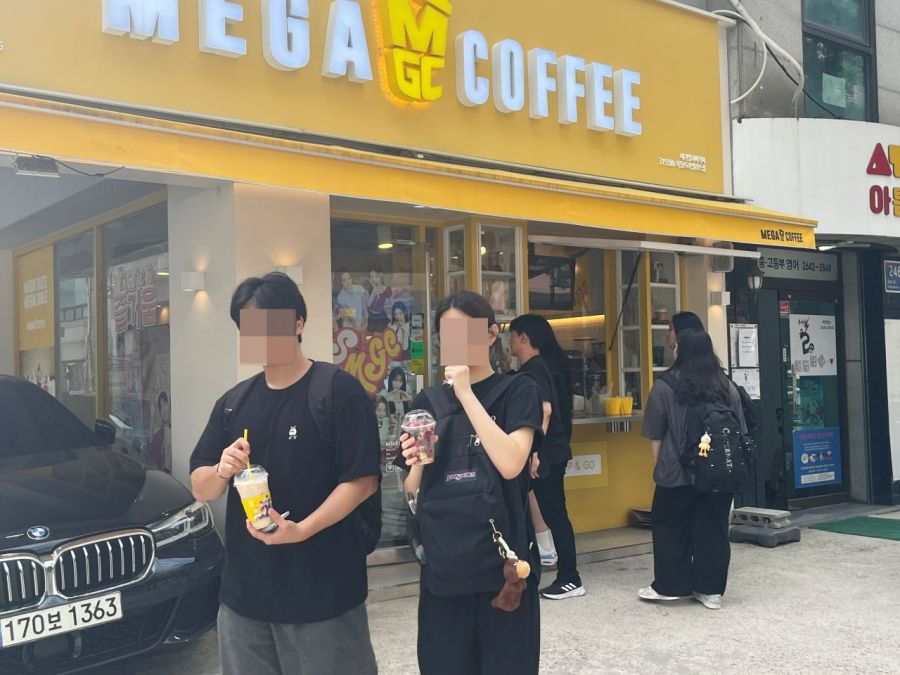 목동 입시학원 앞 근처 커피를 든 학생의 모습. 연합뉴스.