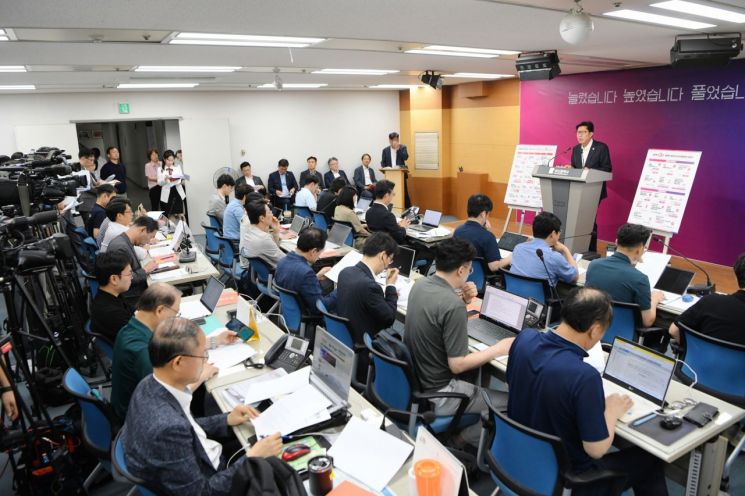 "대한민국 바람, 이제 부산서 일으키자"… 박형준 부산시장, 민선 8기 정례조례·기자간담회