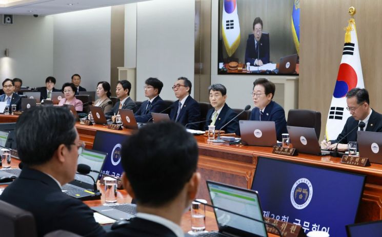 이재명 대통령이 1일 서울 용산 대통령실 청사에서 국무회의를 주재하고 있다. 연합뉴스