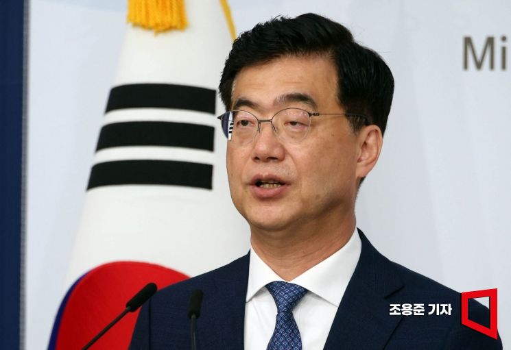 [포토] 취재진 질문에 답하는 이재웅 외교부 대변인