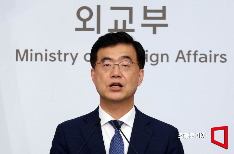 [포토] 주요 5강 대사 이임지시 관련 질문받는 이재웅 대변인 