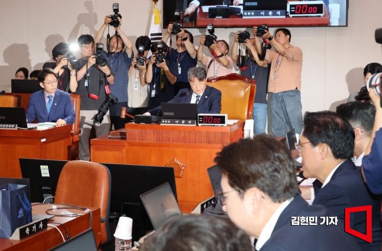 이춘석 국회 법제사법원회 위원장이 1일 국회에서 열린 제426회국회(임시회) 제1차 전체회의에서 의사봉을 두드리고 있다. 2025.7.1 김현민 기자