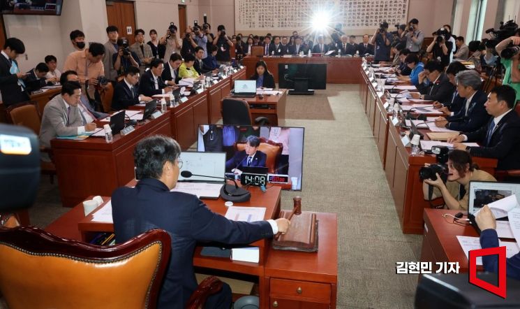 이춘석 국회 법제사법원회 위원장이 1일 국회에서 열린 제426회국회(임시회) 제1차 전체회의에서 의사봉을 두드리고 있다. 2025.7.1 김현민 기자