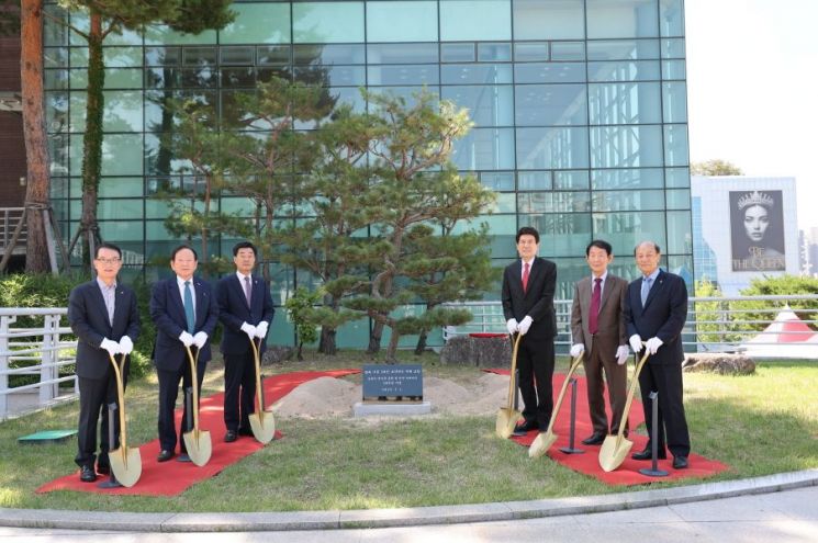 기념식에 앞서 시청 내 연오랑세오녀상 옆에 통합 30주년을 기념하는 해송을 식수하는 행사가 열렸다. (왼쪽부터 나주영 포항상공회의소 회장, 진병수 전 시의회 의장, 김일만 시의회 의장, 이강덕 시장, 박기환 전 시장, 박만천 시민상 수상자 회장). 포항시 제공