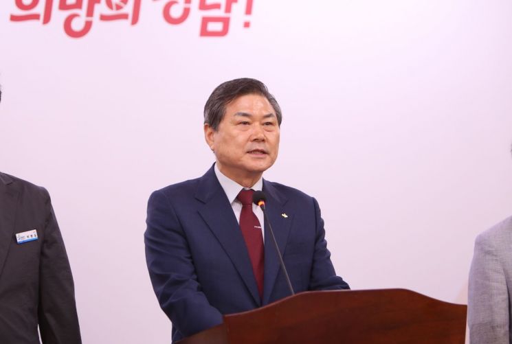 김권수 경남개발공사 사장이 창원 현동 휴튼 아파트 입주 시작 일정을 발표하고 있다. 이세령 기자