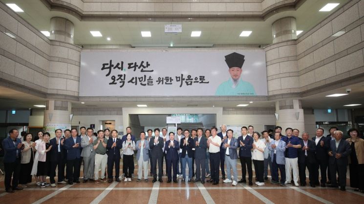 남양주시는 1일 청사 로비에 '다시 다산 오직 시민을 위한 마음으로'라는 문구가 담긴 다산 정약용 브랜드 현판을 부착했다. 남양주시 제공