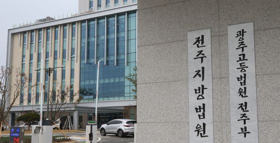 호송중 女 피의자 추행한 경찰, 검찰 구형에 울먹이며 한 말