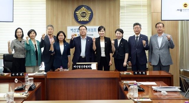 김광운 세종시의원, 예결특위 위원장과 기념촬영 후 규탄성명?