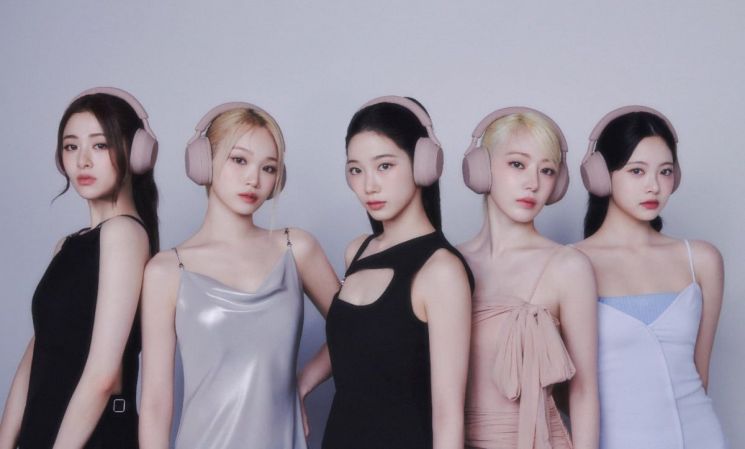 소니 1000XM5 시리즈 스모키 핑크 에디션 글로벌 앰배서더로 발탁된 르세라핌이 무선 헤드폰 'WH-1000XM5' 스모키 핑크 색상 제품을 착용하고 있다. 소니코리아 제공