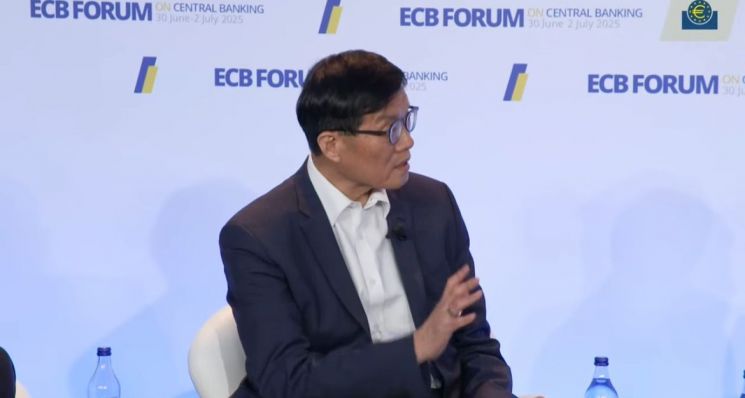 이창용 한국은행 총재가 1일(현지시간) 포르투갈 신트라에서 열린 ECB 중앙은행 포럼의 정책 토론 세션에 패널로 참석해 발언하고 있다. ECB 유튜브 생중계 캡처