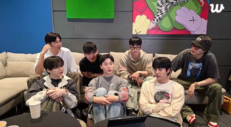 전원 군복 벗은 방탄소년단 "내년 봄 완전체 앨범 내고 월드투어"