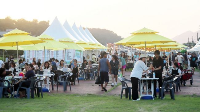 정읍시가 여름 대표 축제인 '물빛축제'를 앞두고 먹거리와 체험 부스 운영자를 공개 모집한다. 정읍시 제공