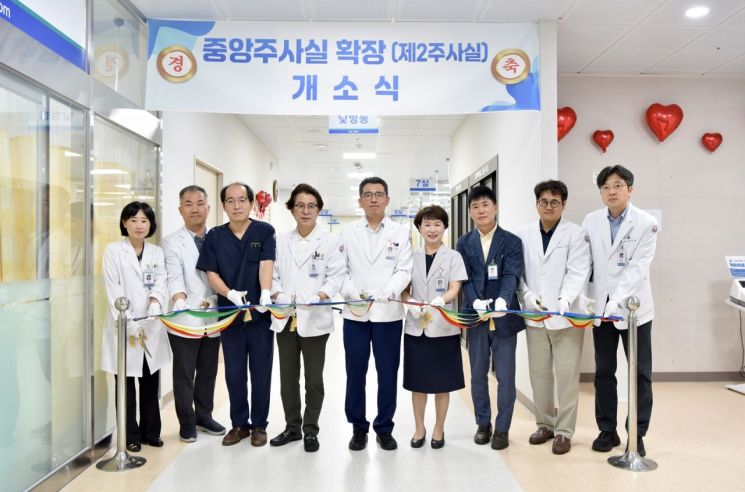 민정준 병원장(가운데)과 강호철 진료부원장 등 임직원들이 주사실 확장 개소식에서 테이프 커팅식을 하고 있다. 화순전남대병원 제공.