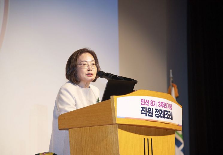 박희영 용산구청장이 1일 용산아트홀 대극장 미르에서 열린 직원 정례조례에서 인사말을 하고 있다. 용산구 제공.