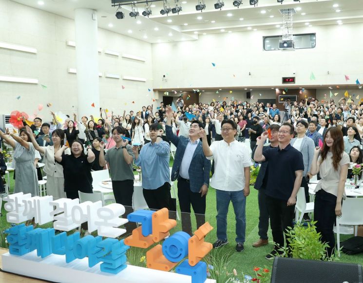 박준희 관악구청장이 주민과의 토크쇼를 마치고 기념 퍼포먼스를 하고 있다. 관악구 제공.