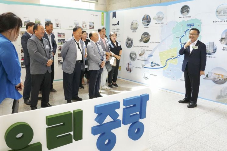 류경기 구청장과 주민들이 중랑구청 1층 로비에 마련된 사진전을 관람하고 있다. 중랑구 제공.