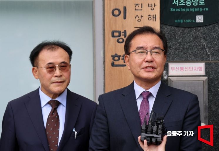 이명현 특별검사가 2일 서울 서초구에 마련된 특검 사무실에서 현판식을 마친 후 소감을 밝히고 있다.