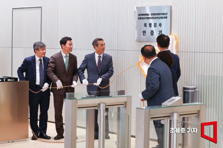 윤석열 전 대통령의 부인 김건희 여사 의혹 관련 사건을 맡은 민중기 특별검사를 비롯한 특검보들이 2일 서울 종로구 KT광화문빌딩 웨스트에 마련된 특검 사무실에서 현판 제막을 하고 있다. 왼쪽부터 문홍주·박상진 특검보, 민중기 특검, 김형근·오정희 특검보, 홍지항 지원단장. 2025.7.2 조용준 기자