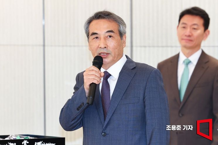 윤석열 전 대통령의 부인 김건희 여사 의혹 관련 사건을 맡은 민중기 특별검사를 비롯한 특검보들이 2일 서울 종로구 KT광화문빌딩 웨스트에 마련된 특검 사무실에서 현판 제막을 한 뒤 발언하고 있다. 2025.7.2 조용준 기자