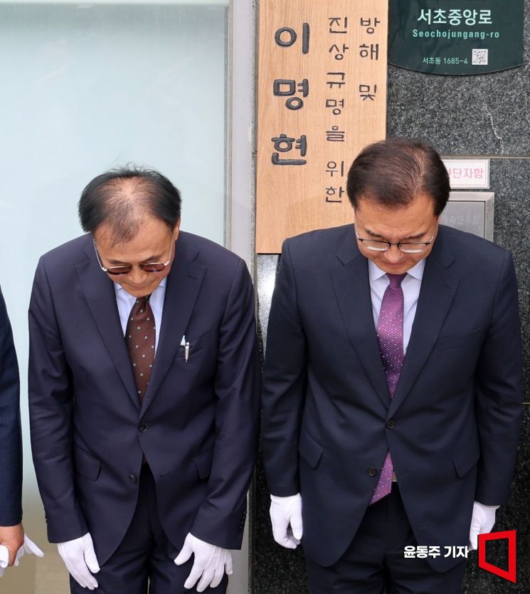 [포토] 고개숙여 인사하는 이명현 특검