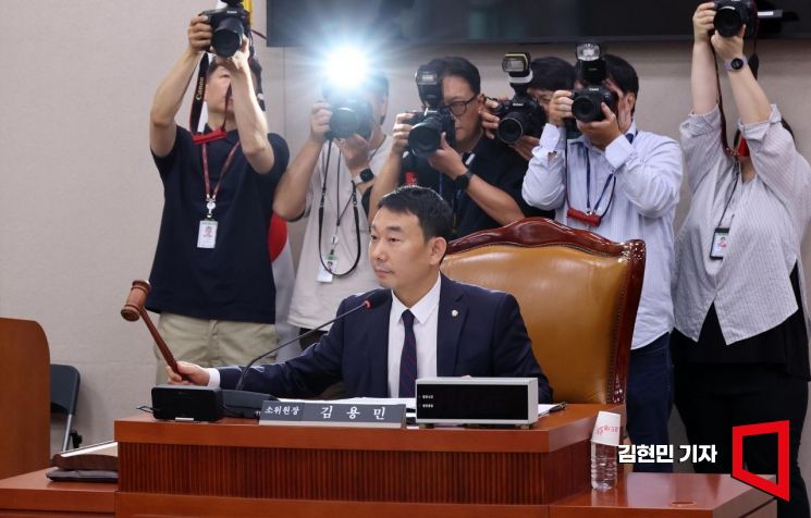 2일 국회 법제사법위원회 법안심사제1소위원회에서 더불어민주당 소속 김용민 소위원장이 상법 일부개정법률안 등 안건을 상정하며 의사봉을 두드리고 있다. 2025.7.2 김현민 기자