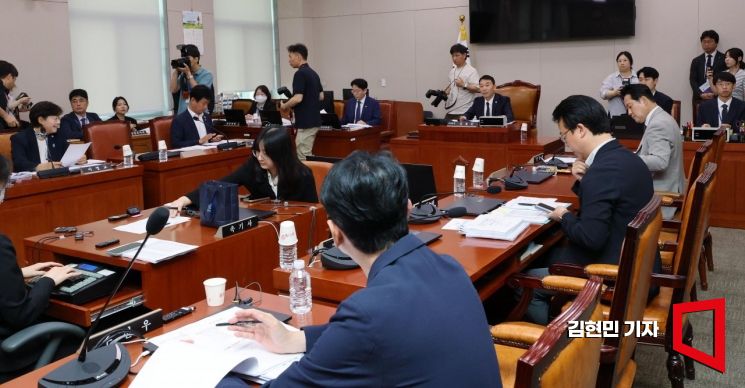 2일 국회 법제사법위원회 법안심사제1소위원회에서 더불어민주당 소속 김용민 소위원장이 상법 일부개정법률안 등 안건을 상정하고 있다. 2025.7.2 김현민 기자