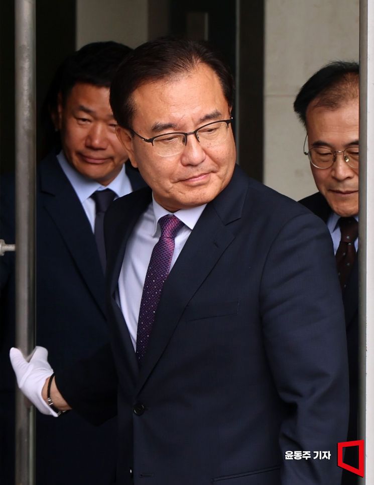 이명현 채상병 특별검사와 특검보가 2일 서울 서초구에 마련된 특검 사무실에서 현판식을 갖기 위해 행사장으로 이동하고 있다. 2025.07.02 윤동주 기자
