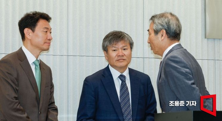 [포토] 특검보와 대화하는 민중기 특별검사