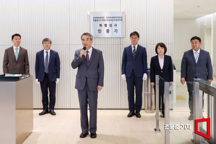 윤석열 전 대통령의 부인 김건희 여사 의혹 관련 사건을 맡은 민중기 특별검사가 2일 서울 종로구 KT광화문빌딩 웨스트에 마련된 특검 사무실에서 열린 현판 제막식에서 인사말을 하고 있다. 2025.7.2 조용준 기자