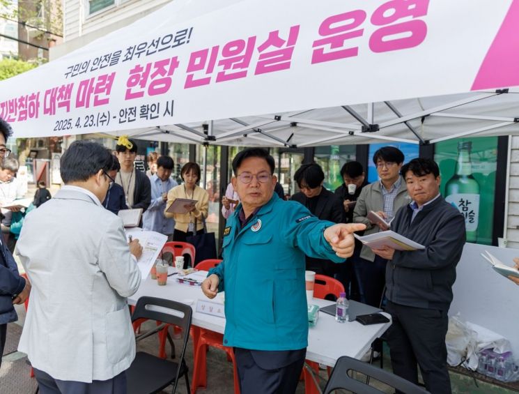 지반침하 대책 마련 현장 민원실을 긴급히 꾸린 박강수 마포구청장. 마포구 제공.