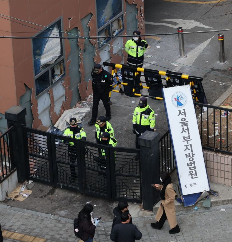 서부지법 폭동으로 법원 현판이 파손됐다. 연합뉴스