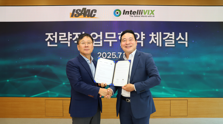 1일 인텔리빅스 비즈니스센터에서 진행된 MOU 체결식에서 김범수 이삭엔지니어링 대표(왼쪽)와 최은수 인텔리빅스 대표가 기념사진을 촬영하고 있다. 인텔리빅스 제공