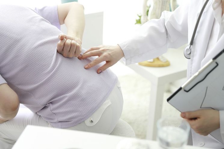 나이 탓으로 넘긴 등 굽음… 알고 보니 ‘노인성 척추후만증’