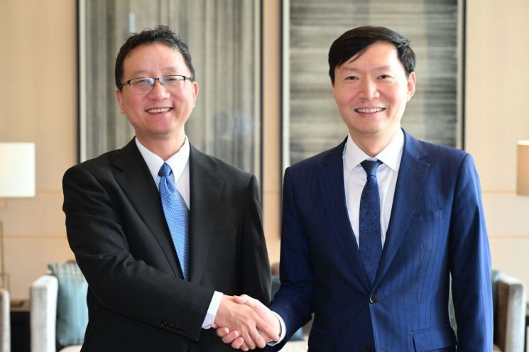 강영신 외교부 동북중앙아국장(오른쪽)과 류진송 중국 외교부 아주국장이 1일 서울에서 한중 국장급 협의를 갖고 기념 촬영을 하고 있다. 외교부